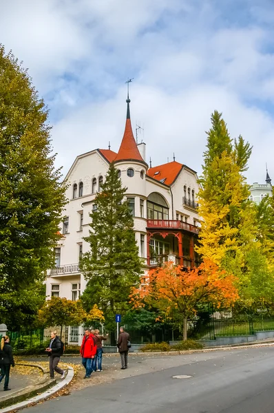 Blick auf Villa in Carlovy variieren — Stockfoto