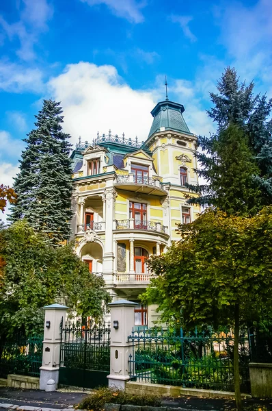 Blick auf Villa in Carlovy variieren — Stockfoto