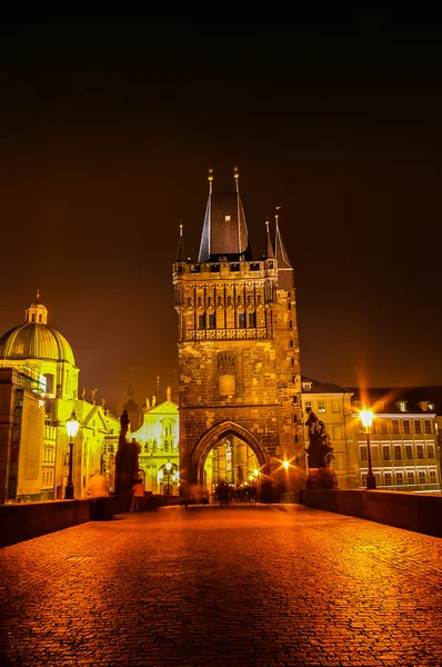 Charles Köprüsü'nde Prag, Çek Cumhuriyeti için gece görünümü — Stok fotoğraf