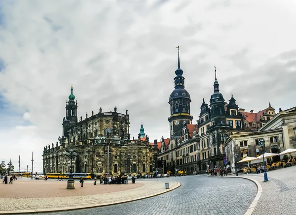 มุมมองของ Hofkirche และพระราชวัง Saxon Royal ในเดรสเดน, เยอรมนี — ภาพถ่ายสต็อก