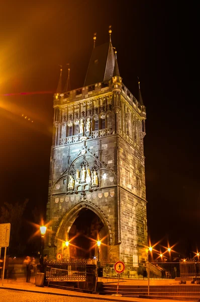 Charles Köprüsü'nde Prag, Çek Cumhuriyeti için gece görünümü — Stok fotoğraf