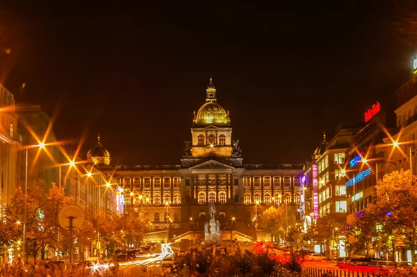 Natt syn på Vaclavsplatsen i Prag, Tjeckien Royaltyfria Stockbilder