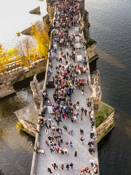 Ovanifrån på Karlsbron i Prag Stockfoto