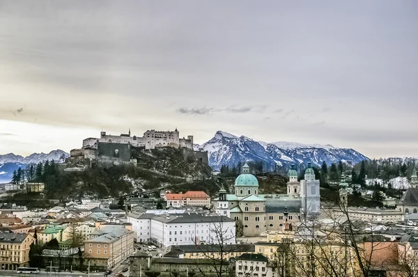 Vista dall'alto sulla città di Salisburgo e la fortezza di Hohensalzburg in inverno , — Foto Stock