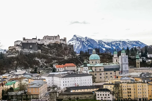 Bovenaanzicht op Salzburg stad en Hohensalzburg Vesting op winter, — Stockfoto