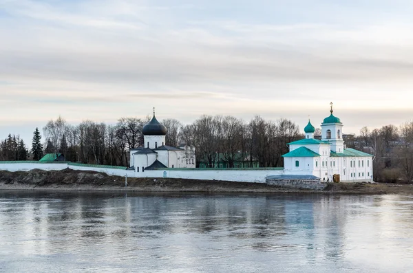 Pejzaż widok na kościół w Pskov, Federacja Rosyjska — Zdjęcie stockowe