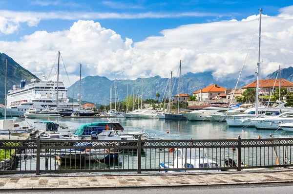 Vista de la bahía de Kotor y los barcos — Foto de Stock