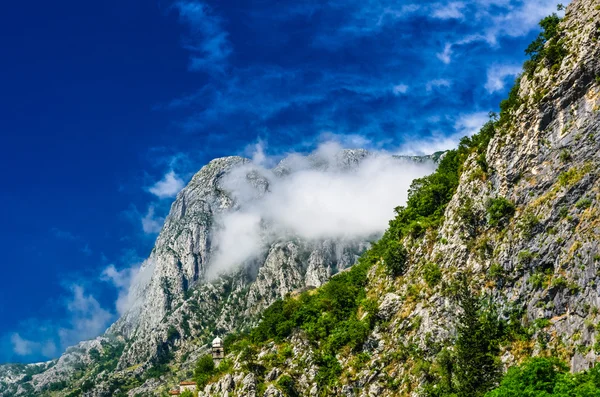 Dağlardaki görüntülemek ve bulutlar ile gökyüzü — Stok fotoğraf