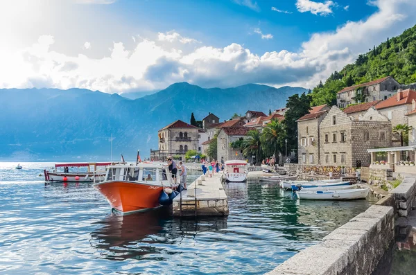 Blick auf Böschung und Boote in Perast, Montenegro — Stockfoto
