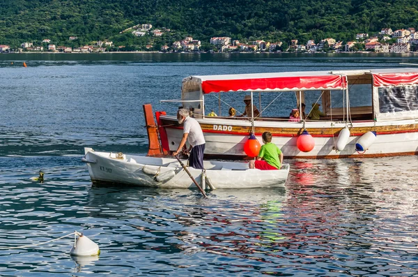 Pemandangan tanggul dan perahu di Perast, Montenegro — Stok Foto