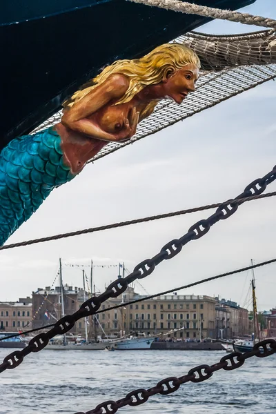 Statua sulla barca a vela in regata a San Pietroburgo — Foto Stock
