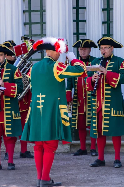 Orquesta en traje viejo en Peterhof, Rusia Imagen de stock