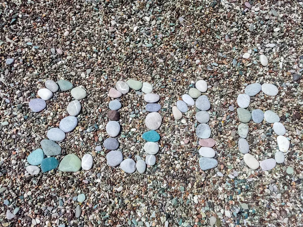 2016 palabra de piedras en la playa de guijarros Imágenes de stock libres de derechos