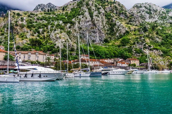 Pohled na záliv Kotor a lodě — Stock fotografie