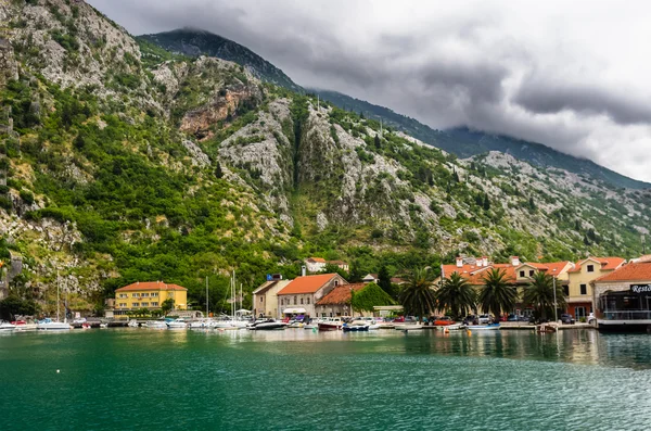Pohled na záliv Kotor a lodě — Stock fotografie