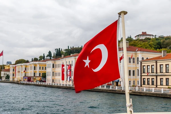 Flagga Turkiet på Bosporen bakgrund Stockbild