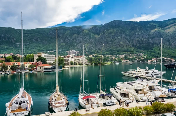 Vista de la bahía de Kotor y los barcos —  Fotos de Stock