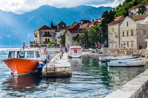 Nézd a töltés és a csónakok, perast, montenegro — Stock Fotó
