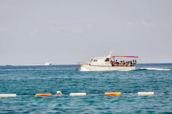 Gemi denizde yelken açıyor.