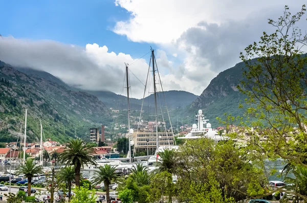 Vista de la bahía de Kotor y los barcos — Foto de Stock