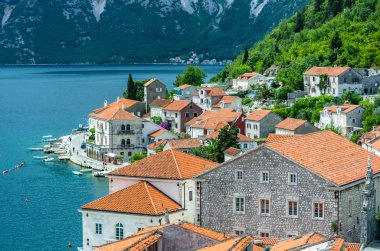 Perast şehir ve Kotor Koyu'ndaki Üstten Görünüm