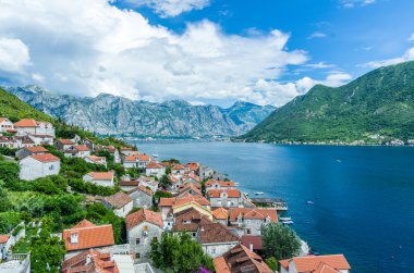 Perast şehir ve Kotor Koyu'ndaki Üstten Görünüm