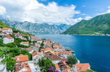 Perast şehir ve Kotor Koyu'ndaki Üstten Görünüm