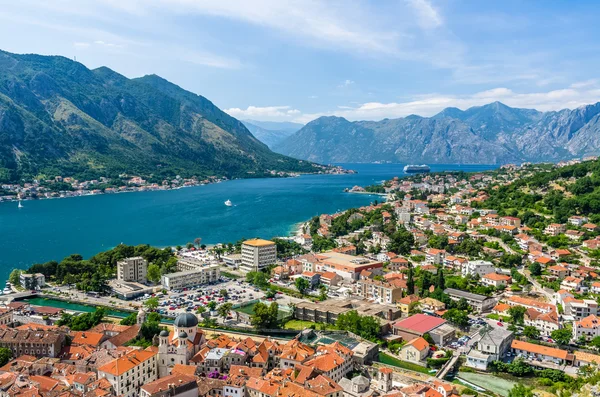 Vista superior na cidade e baía de Kotor — Fotografia de Stock