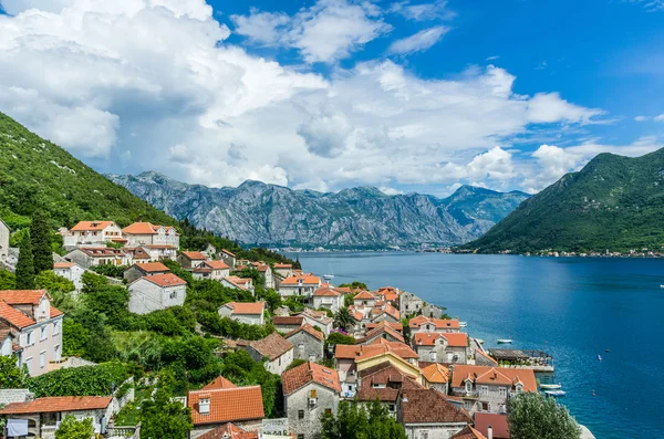 Vista superior na cidade de Perast e na baía de Kotor — Fotografia de Stock