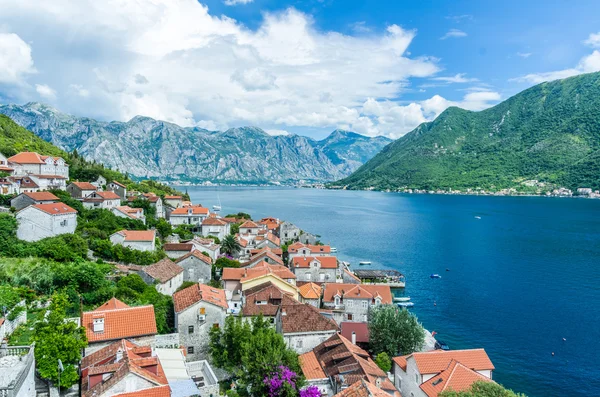 Vista superior na cidade de Perast e na baía de Kotor — Fotografia de Stock