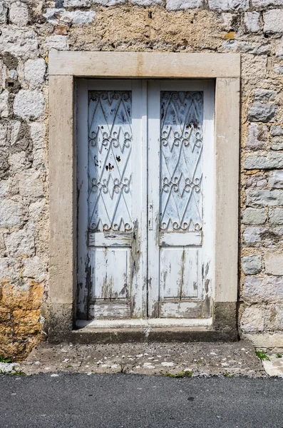 Puerta de madera blanca en casa vieja —  Fotos de Stock