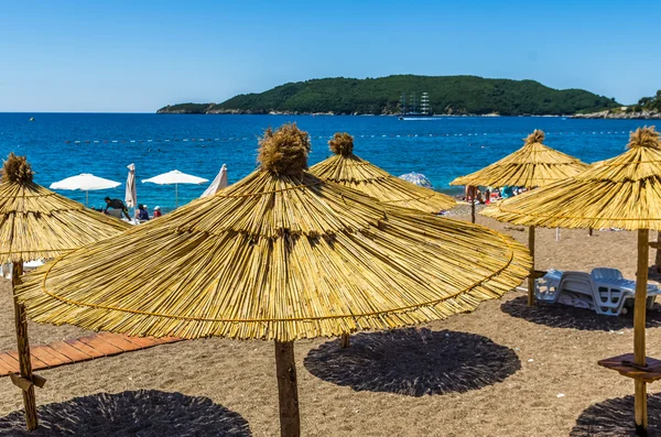 Umbrellas and loungers on the beach — Stock Photo, Image