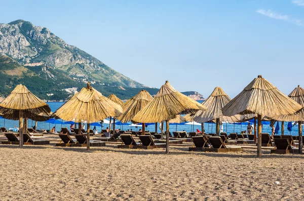Sonnenschirme und Liegestühle am Strand — Stockfoto