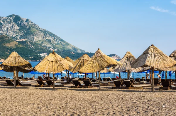 Sonnenschirme und Liegestühle am Strand — Stockfoto