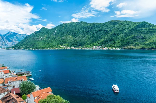 Blick von oben auf Perast City und Kotor Bay — Stockfoto