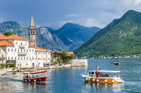 Zobacz na łodzie i miasto Perast — Zdjęcie stockowe