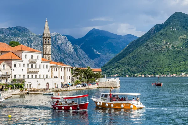 Vista de barcos y ciudad de Perast —  Fotos de Stock