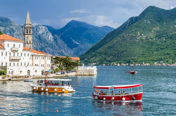 Vue sur les bateaux et Perast ville — Photo