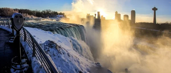 Niagara sınır Ontario Nehri üzerinde ABD ve Kanada Ontario arasında kış döneminde düşüyor — Stok fotoğraf