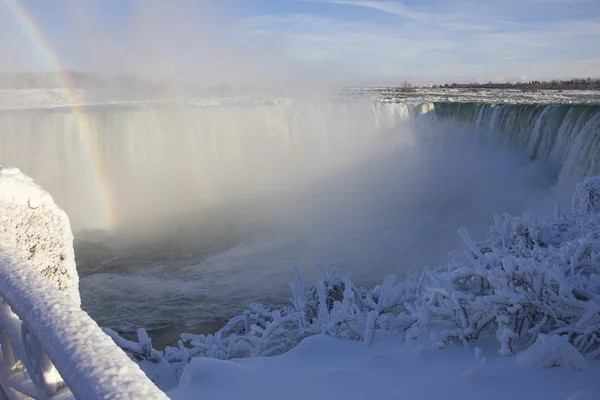 Pagar besi dekoratif ditutupi oleh lapisan tebal kabut beku. Air Terjun Niagara di latar belakang . — Stok Foto