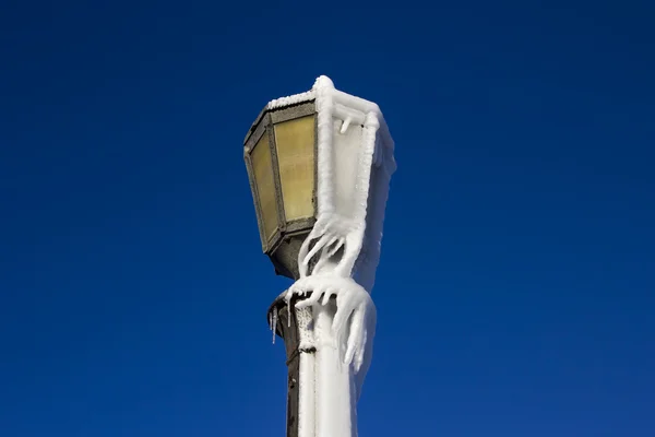 Lâmpada de rua decorativa coberta por icicles, dia de inverno — Fotografia de Stock