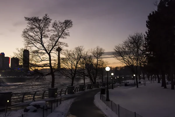 Pozorování silniční a park u Niagarských vodopádů na řece Ontario hranice mezi Usa a Kanadou Ontario v zimním období v noci — Stock fotografie