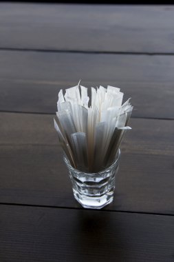  cam ahşap masa üzerinde paketlenmiş kürdan