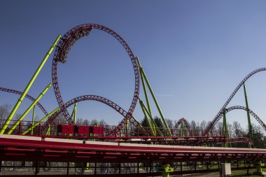 Roller Coaster döngü ve insanlar arabalarıyla