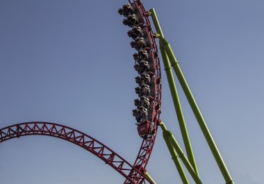 Roller Coaster döngü ve insanlar arabalarıyla