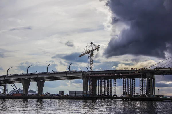 Bouw van de brug en snelweg over de rivier de Neva en Golf — Stockfoto