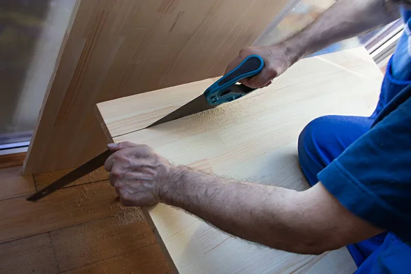 Homem Cortando Uma Tábua Por Uma Serra Manual Serragem Redor — Fotografia de Stock