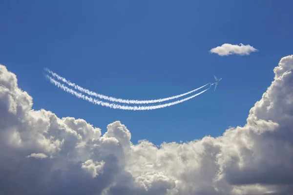 Airplane Flies White Clouds Deep Blue Sky Leaving Jet Trail — Stock Photo, Image