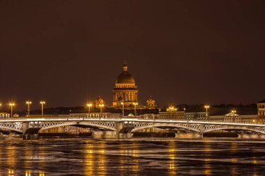 St. Petersburg, Neva nehrinin seti, Saint Isaac Katedrali manzarası ve Blagoveshchensk köprüsü kış gecelerinde arka plan olarak kullanılıyor.