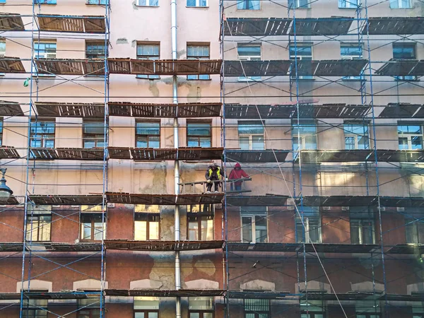 Stavební Dělníci Lešení Kolem Staré Renovační Budovy — Stock fotografie